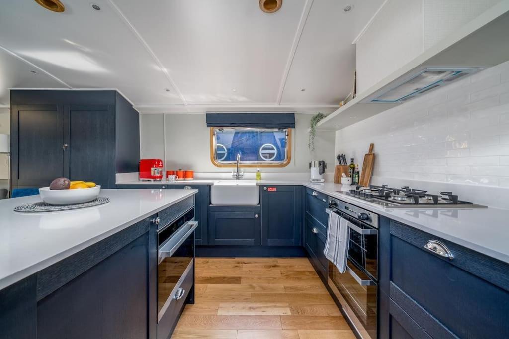 Luxurious Houseboat Near Canary Wharf In Лондон Екстериор снимка