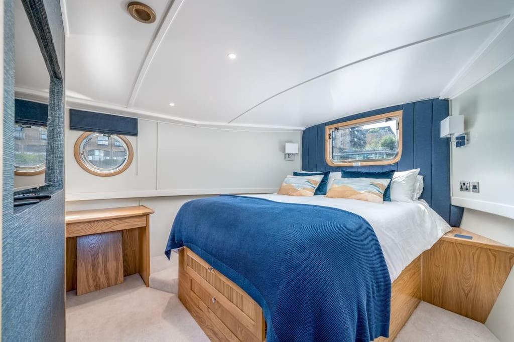 Luxurious Houseboat Near Canary Wharf In Лондон Екстериор снимка