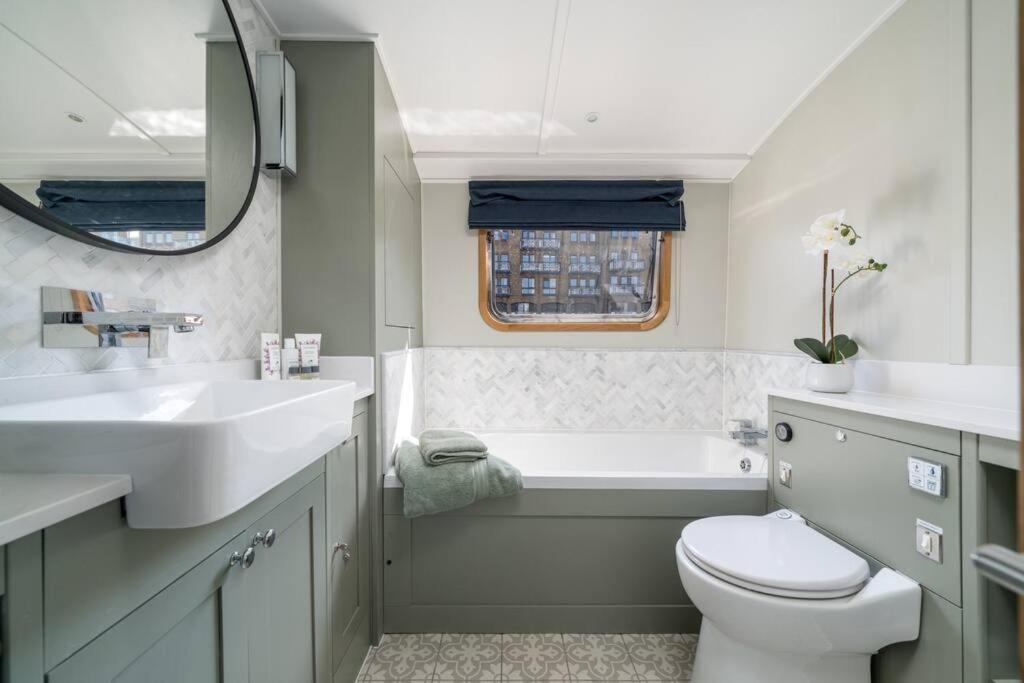 Luxurious Houseboat Near Canary Wharf In Лондон Екстериор снимка